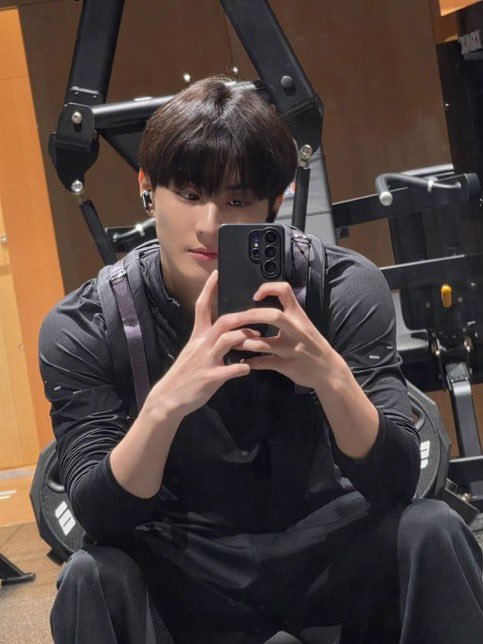hoonsaurus's tweet photo. não entra na minha cabeça a cara de bebê com um ombro desse tamanho enorme largo grande https://t.co/pBrXji3z0H