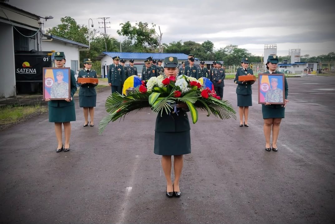 ftc_omega's tweet photo. En el aeropuerto Gustavo Artunduaga Paredes de Florencia, Caquetá, fueron despedidos con honores militares nuestros soldados profesionales Elkin Quinto Mosquera y Óscar David Monterroza Suárez, quienes perdieron la vida en cumplimiento del deber en zona rural de La Macarena, Meta.

Desde allí, sus cuerpos fueron trasladados a sus departamentos de origen, Chocó y Córdoba, donde sus familias y seres queridos les darán el último adiós.

Su entrega, sacrificio y servicio a Colombia permanecerán por siempre en nuestra memoria. ¡Honor y gloria a nuestros héroes! 🇨🇴

#HéroesPorSiempre #PatriaHonorLealtad