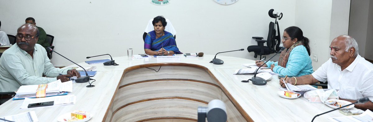 collector_akp's tweet photo. కొత్త పరిశ్రమల స్థాపనకు పూర్తి సహకారం అందిస్తామని కలెక్టర్ విజయ కృష్ణన్ తెలిపారు. డీఐఈపీసీ సమావేశంలో సింగిల్ డెస్క్ అనుమతులు, పెండింగ్ దరఖాస్తులను సమీక్షించి, నిర్ణీత సమయంలో క్లియరెన్సులు మంజూరు చేయాలని అధికారులను ఆదేశించారు. #VijayKrishnan #Anakapalli #SingleDesk #AndhraPradesh https://t.co/eNV39Lze2g