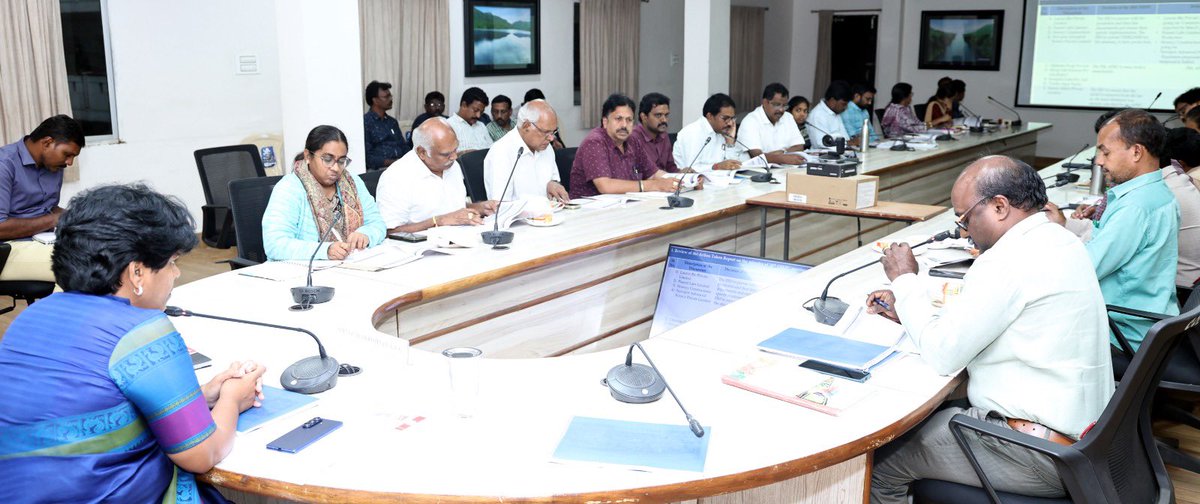 collector_akp's tweet photo. కొత్త పరిశ్రమల స్థాపనకు పూర్తి సహకారం అందిస్తామని కలెక్టర్ విజయ కృష్ణన్ తెలిపారు. డీఐఈపీసీ సమావేశంలో సింగిల్ డెస్క్ అనుమతులు, పెండింగ్ దరఖాస్తులను సమీక్షించి, నిర్ణీత సమయంలో క్లియరెన్సులు మంజూరు చేయాలని అధికారులను ఆదేశించారు. #VijayKrishnan #Anakapalli #SingleDesk #AndhraPradesh https://t.co/eNV39Lze2g