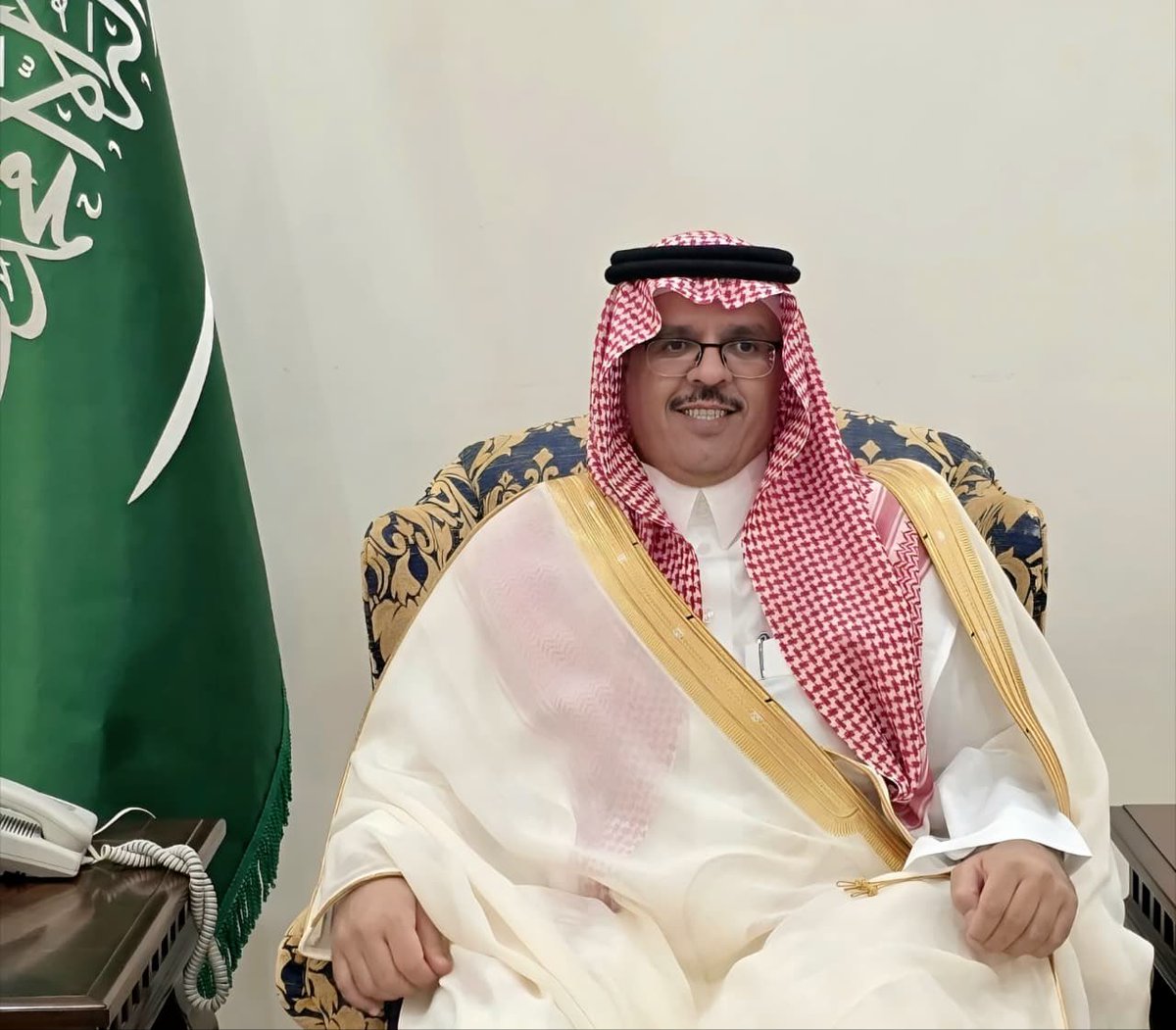 saleh20300_'s tweet photo. #اليوم_الوطني_٩٦ 

كلمة سعادة محافظ الجبيل الأستاذ منصور بن زيد الداود
باسمه ونيابة عن أهالي ومسؤولي المحافظة
أسمى آيات التهاني والتبريكات إلى مقام خادم الحرمين الشريفين الملك سلمان بن عبدالعزيز آل سعود وإلى صاحب السمو الملكي الأمير محمد بن سلمان بن عبدالعزيز آل سعود ولي العهد رئيس مجلس الوزراء وإلى صاحب السمو الملكي الأمير سعود بن نايف بن عبدالعزيز آل سعود أمير المنطقة الشرقية وإلى صاحب السمو الملكي الأمير سعود بن بندر بن عبدالعزيز آل سعود نائب أمير المنطقة الشرقية -حفظهم الله

بمناسبة حلول الذكرى السادسة والتسعين لليوم الوطني للمملكة العربية السعودية
وأكد سعادته بأن هذا اليوم التاريخي المجيد يجسد مسيرة كفاح وبناء ممتدة أرست قواعدها الرصينة يد المؤسس الملك عبدالعزيز بن عبدالرحمن آل سعود طيب الله ثراه وتواصلت خطى النماء راسخةً شامخة عبر العهود المباركة وصولاً إلى هذا العهد الزاهر الذي تشهد فيه المملكة قفزات تنموية غير مسبوقة صاغت معالم نهضة حضارية واقتصادية شاملة في مختلف الميادين

واختتم سعادة محافظ الجبيل كلمته مبتهلاً إلى المولى -عز وجل- أن يحفظ خادم الحرمين الشريفين وسمو ولي عهده الأمين وأن يعيد هذه المناسبة السعيدة على الوطن العزيز بمزيد من التقدم والازدهار وأن يديم على بلادنا نعم الأمن والأمان والاستقرار والرخاء ..🇸🇦

 #محافظة_الجبيل #المنطقة_الشرقية #رؤية_السعودية_2030 
 #الجبيل  #اليوم_الوطني_السعودي_نحو_القمة_96
