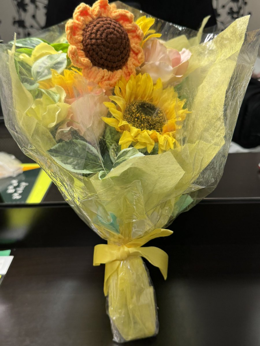 hiroponos's tweet photo. 最初は軽いノリで花束を作ってもらったんですけど、仙台に行ったあたりで「これってツアーが終わったら自分にとっての"あの日のBouquet"になるのかな…」って気付いて、絶対最後まで一緒に行こうって思ったんですよ。
文寧さん、仙台1日目でお花🌻ありがとうございました。(SA休憩中)
#ME_I_WAY https://t.co/GtZzeMnkfz
