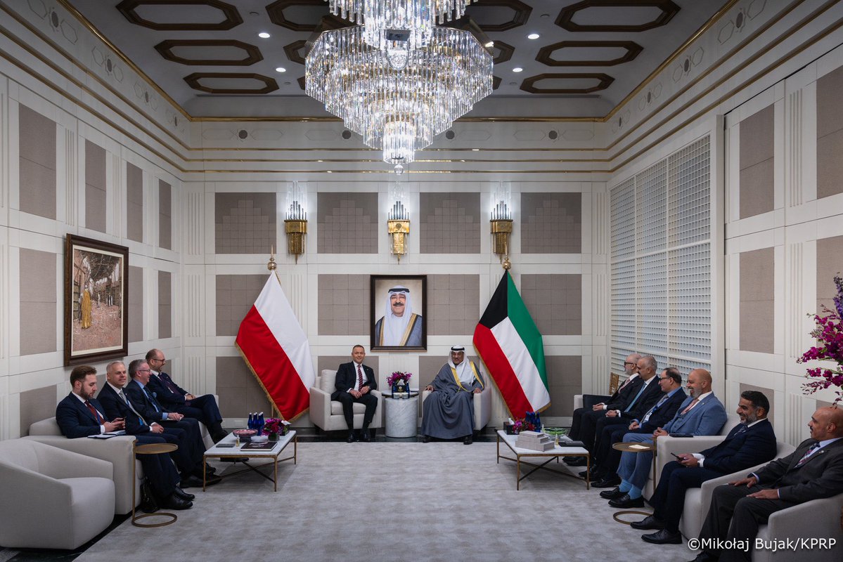 prezydentpl's tweet photo. Prezydent RP Karol Nawrocki spotkał się z Księciem koronnym Państwa Kuwejt, Szejkiem Sabahem Chalidem al-Hamadem as-Sabahem. Głównymi tematami rozmowy były sytuacja w Zatoce Perskiej oraz kwestie dotyczące rynku energii. https://t.co/x6TILkG6Hg