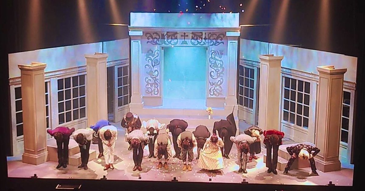 endotakuma17's tweet photo. #舞台ミニミニ 
全公演終了致しました。

沢山のご来場…本当に本当にありがとうございました…⸜(*ˊᗜˋ*)⸝✩.*˚

本当に沢山の愛が詰まった作品になりました…。

急遽忙しい中、なかった脚本を数日で書き上げてくれた服部さん…。
そして…ゲンダルの声(ナレーション)をやってくれたのは服部さんです!!!

打ち合わせをして数日で図面を上げてくれてめちゃくちゃオシャレなセットをデザインしてくれた美術さんチーム…。

すぐにバミリの準備して当日の打ち合わせをし本番中は裏を沢山支えてくれた舞監さんチーム…。

細かい注文にも対応してくれて、尚且つ…めちゃめちゃオシャレな照明を作りあげてくれた照明さんチーム…。

台本が出来る度にSEを探して頂き、曲をお渡しした瞬間諸々調整してくれた音響さん…。

本番前から動いて頂き、本番中は受付・物販・チェキ会と沢山のセクションをこなし…朝早くから夜遅くまで支えてくれた制作さんチーム…。

急遽手伝いにきてくれた朝倉・モモ・にゃん…。

そして…この短期間で諦める事なくギアを上げて作品を創り上げてくれたキャストの皆様…。

そして…そして…不安がある中信じて作品を待っててくれた皆様…。

本当に沢山の支えがあって走りきる事が出来ました…。
感謝の気持ちでいっぱいです。

山中兄弟はじめキャストの皆様には沢山助けて頂きました…。
僕自身成長出来た期間となりました。
このメンバーでなければ成し遂げられなかったと思っています。
皆んな本当に本当にありがとうね( *´꒳`*)✨️
一緒に作品が創れて嬉しかったです✨️

この作品をお届け出来て本当に良かったです。
皆様の心のどこかに…この作品が…物語が…
残って頂けたら本当に嬉しいです(⁎ᴗ͈ˬᴗ͈⁎)✩.*˚

演出／金屋 役
遠藤巧磨