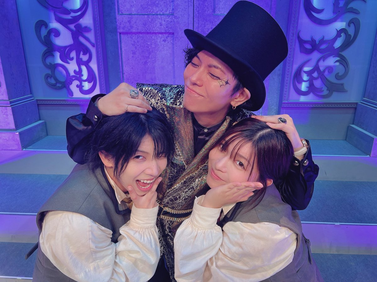 endotakuma17's tweet photo. #舞台ミニミニ 
全公演終了致しました。

沢山のご来場…本当に本当にありがとうございました…⸜(*ˊᗜˋ*)⸝✩.*˚

本当に沢山の愛が詰まった作品になりました…。

急遽忙しい中、なかった脚本を数日で書き上げてくれた服部さん…。
そして…ゲンダルの声(ナレーション)をやってくれたのは服部さんです!!!

打ち合わせをして数日で図面を上げてくれてめちゃくちゃオシャレなセットをデザインしてくれた美術さんチーム…。

すぐにバミリの準備して当日の打ち合わせをし本番中は裏を沢山支えてくれた舞監さんチーム…。

細かい注文にも対応してくれて、尚且つ…めちゃめちゃオシャレな照明を作りあげてくれた照明さんチーム…。

台本が出来る度にSEを探して頂き、曲をお渡しした瞬間諸々調整してくれた音響さん…。

本番前から動いて頂き、本番中は受付・物販・チェキ会と沢山のセクションをこなし…朝早くから夜遅くまで支えてくれた制作さんチーム…。

急遽手伝いにきてくれた朝倉・モモ・にゃん…。

そして…この短期間で諦める事なくギアを上げて作品を創り上げてくれたキャストの皆様…。

そして…そして…不安がある中信じて作品を待っててくれた皆様…。

本当に沢山の支えがあって走りきる事が出来ました…。
感謝の気持ちでいっぱいです。

山中兄弟はじめキャストの皆様には沢山助けて頂きました…。
僕自身成長出来た期間となりました。
このメンバーでなければ成し遂げられなかったと思っています。
皆んな本当に本当にありがとうね( *´꒳`*)✨️
一緒に作品が創れて嬉しかったです✨️

この作品をお届け出来て本当に良かったです。
皆様の心のどこかに…この作品が…物語が…
残って頂けたら本当に嬉しいです(⁎ᴗ͈ˬᴗ͈⁎)✩.*˚

演出／金屋 役
遠藤巧磨