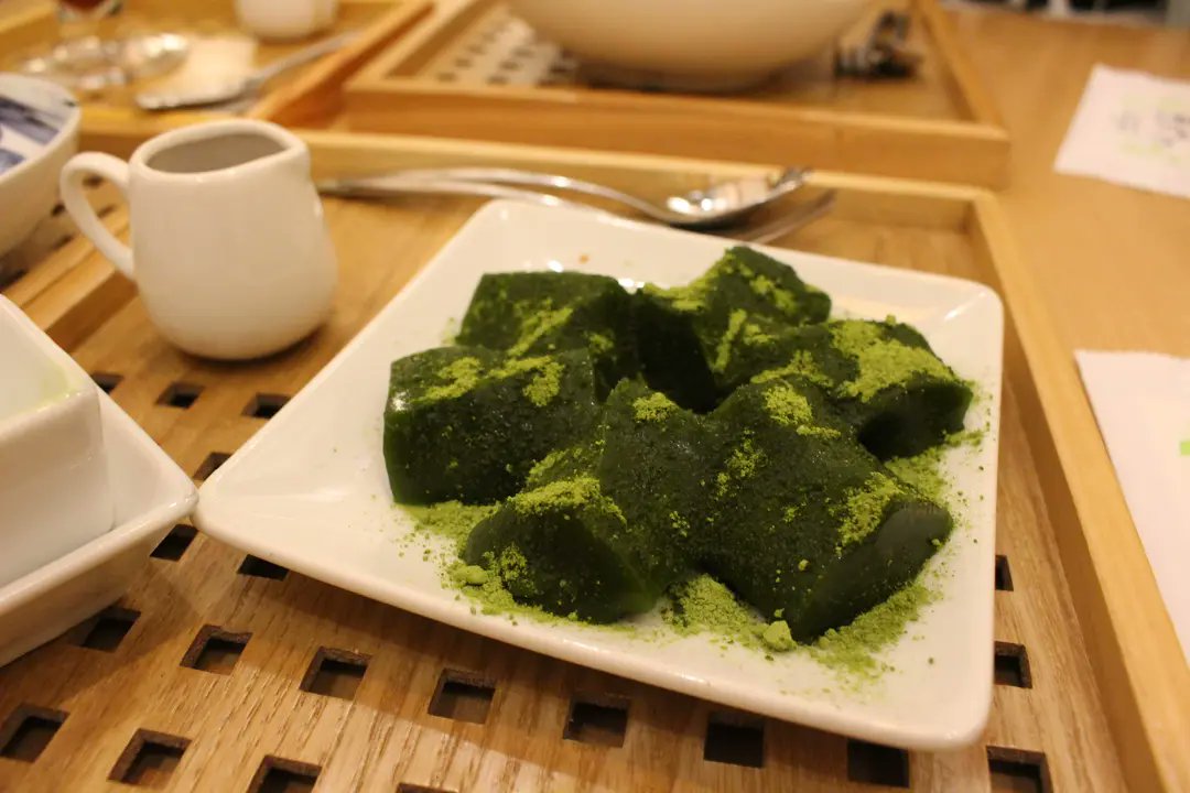 Khairil18468816's tweet photo. [Late-night snack win: warm matcha mochi with red bean paste, chewy, sweet, and perfect for easing that little food craving ] https://t.co/sszAK7zqXY