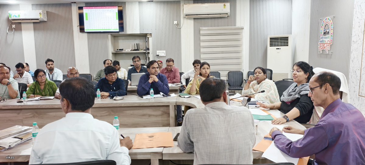 dmraebareli's tweet photo. जिला पोषण समिति की बैठक में निर्माणाधीन आंगनबाड़ी केंद्रों, परियोजना कार्यालयों, सक्षम आंगनबाड़ी केंद्र, पोषण वाटिका तथा सैम-मैम बच्चों के चिन्हांकन एवं पोषण सेवाओं की समीक्षा कर आवश्यक दिशा-निर्देश दिए गए।
@UPGovt @CMOfficeUP @ChiefSecyUP @InfoDeptUP https://t.co/Ibn2knt5ES