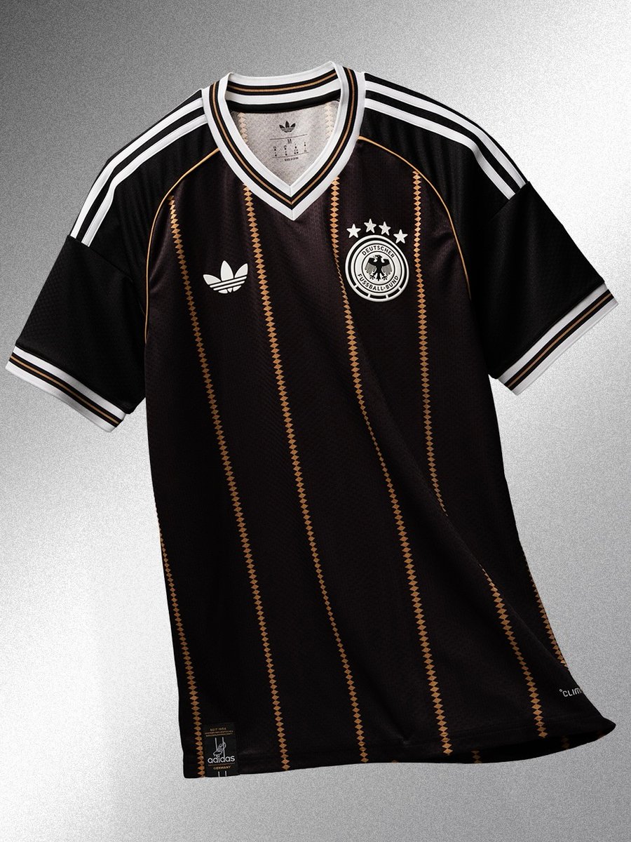 panditfootball's tweet photo. Jersey terakhir Jerman bareng Adidas. Setelah 73 tahun bersama, tahun depan Timnas Jerman bakal memulai babak baru dengan Nike.

Layak dikoleksi? https://t.co/Hgj0l9F8Ru