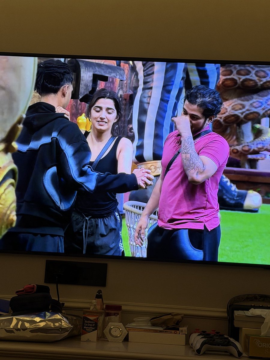 jiya1402's tweet photo. not yung wearing the hoodie and scout wearing the pants of the same set 🤏🏻😂 #biggboss20 #bb20 https://t.co/NU7MNa7i6Q