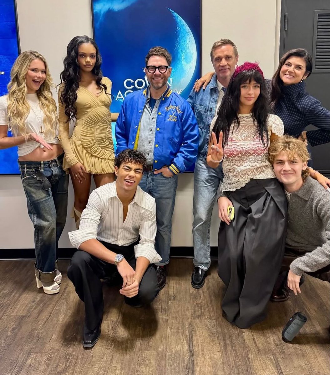 DebiLegranwyue's tweet photo. New photo of the Coven Academy cast during press interviews. Via: @timfederle https://t.co/0NREl6uKaX