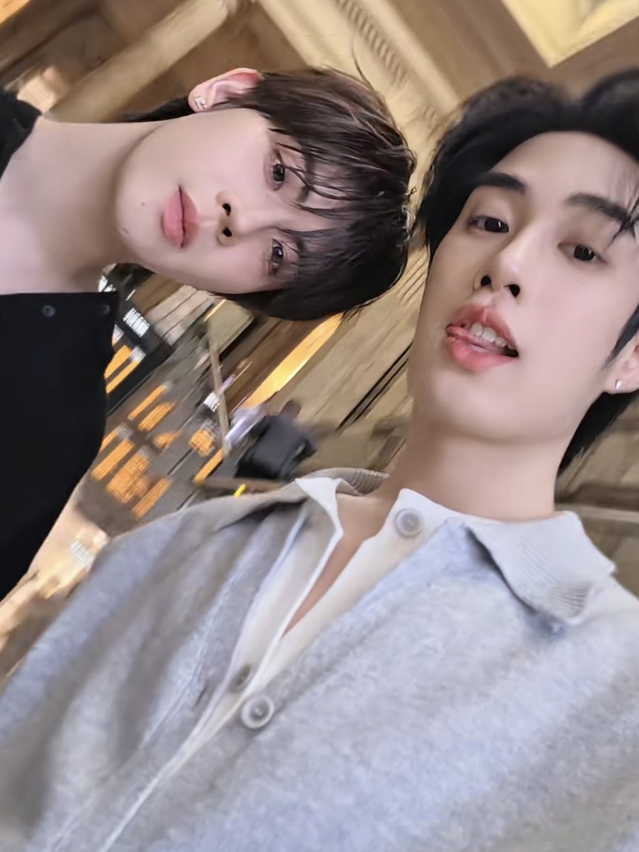 myfirstloveone's tweet photo. เติ้ลเฟิร์สอินมิลานหล่อจริงๆ ออร่าระเบิดอะ 🔥

@Moschino
@TLE_mtm @firstone_wnk

#MOSCHINO
#MilanFashionWeek #MFW
#TLE_mtm #Firstone
#TleFirstone https://t.co/lDrrStDwp8