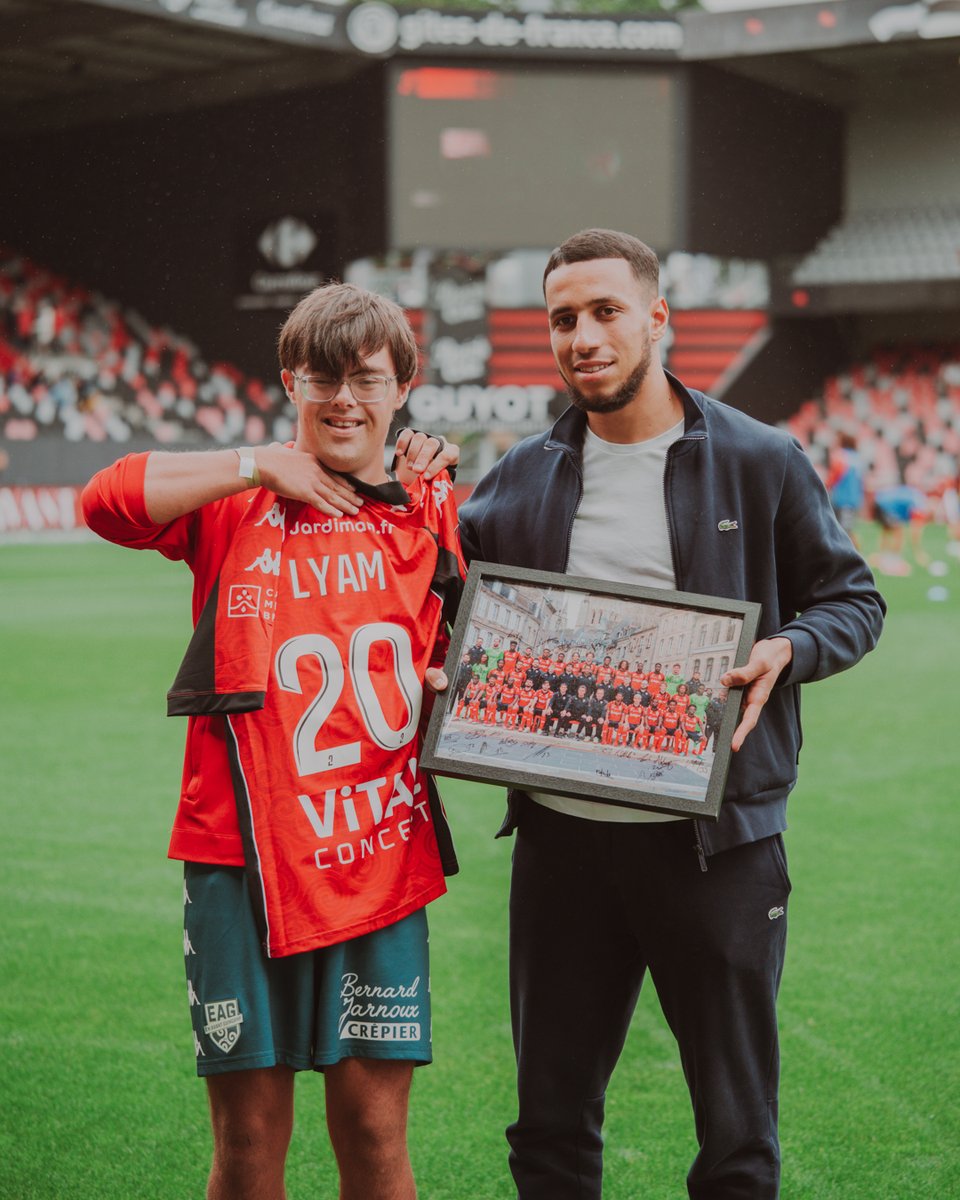 EAGuingamp's tweet photo. Samedi, Lyam a fêté ses 20 ans à Roudourou !

Porteur de trisomie 21, Lyam Lahellec avait rencontré Amine Hemia à la sortie du stade, une semaine plus tôt. Ils avaient échangé une photo et quelques mots, puis le N°10 d’En Avant avait décidé de l'inviter pour son anniversaire.

Tout heureux, Lyam est reparti avec un maillot, le poster de l’effectif et des souvenirs plein la tête !