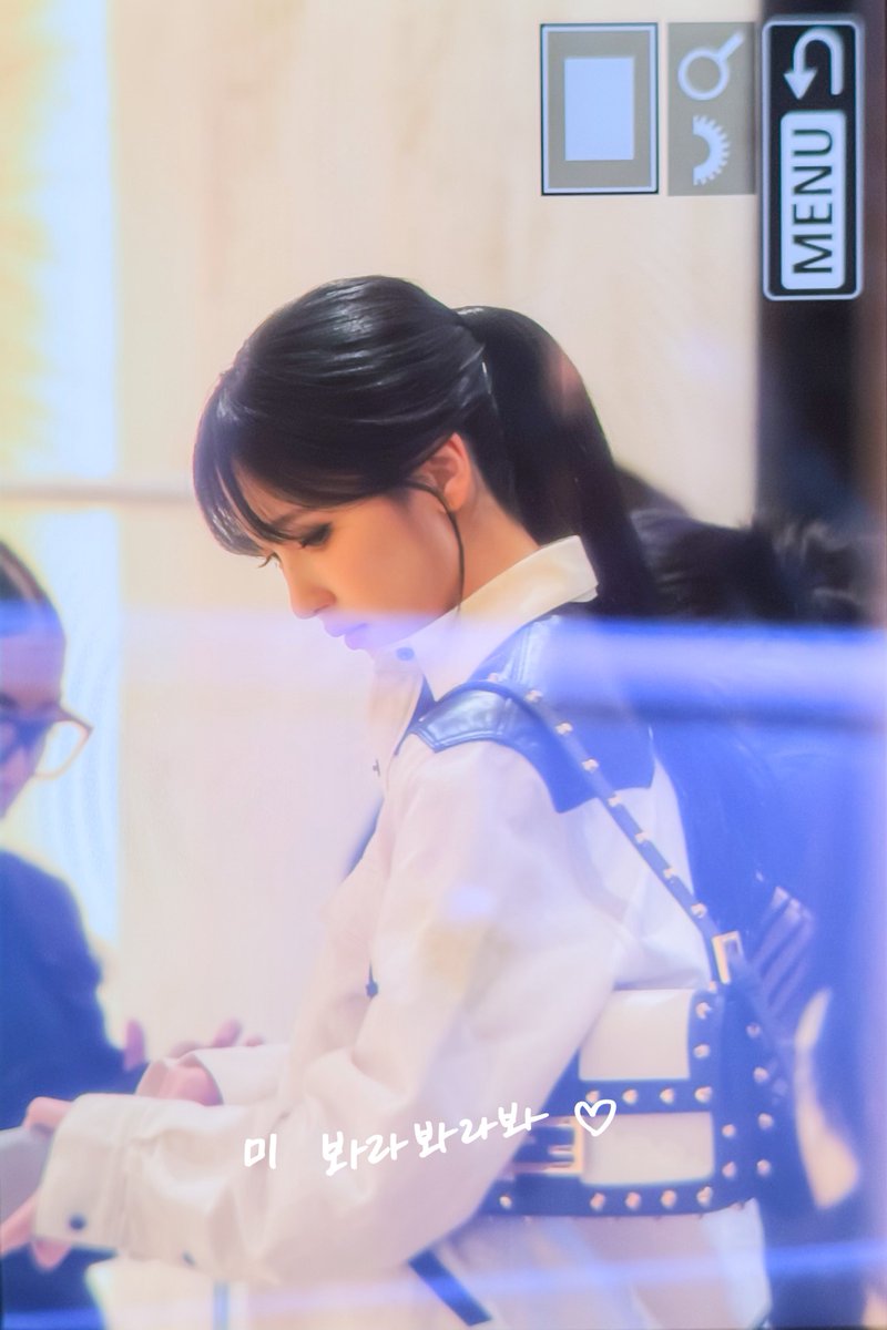 LookAtMi324's tweet photo. 260923 Fendi
여신
#FENDIxMINA #FENDISS27 #TWICE  #트와이스 #미나  #ミナ https://t.co/HiPaYm3ZiP