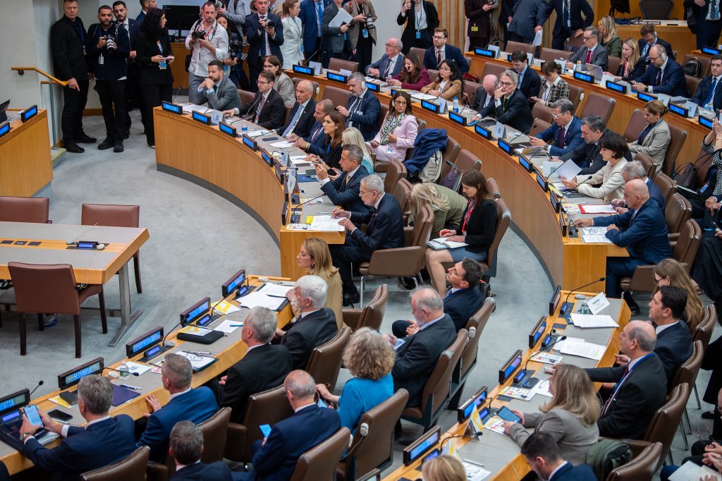vladaRS's tweet photo. 🇸🇮🇺🇦Predsednik vlade @JJansaSDS se je v New Yorku udeležil 6. konference Krimska platforma. 

Predsednik vlade je pred ukrajinskim predsednikom @ZelenskyyUa nagovoril voditelje držav in izrazil podporo Ukrajini. https://t.co/YNJ4mNXtK8