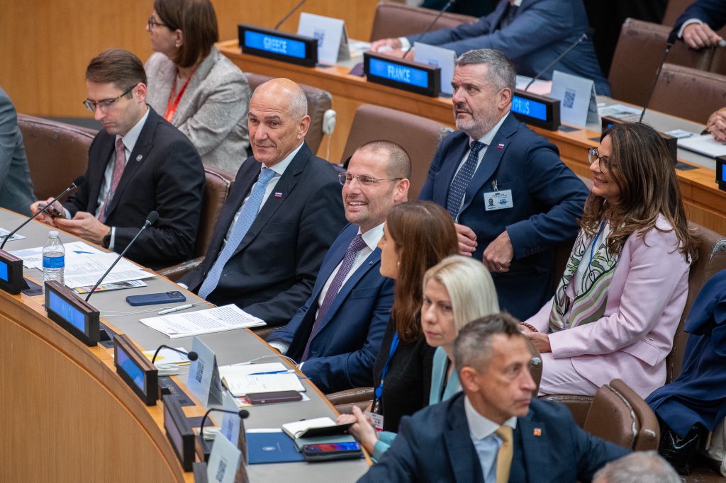 vladaRS's tweet photo. 🇸🇮🇺🇦Predsednik vlade @JJansaSDS se je v New Yorku udeležil 6. konference Krimska platforma. 

Predsednik vlade je pred ukrajinskim predsednikom @ZelenskyyUa nagovoril voditelje držav in izrazil podporo Ukrajini. https://t.co/YNJ4mNXtK8