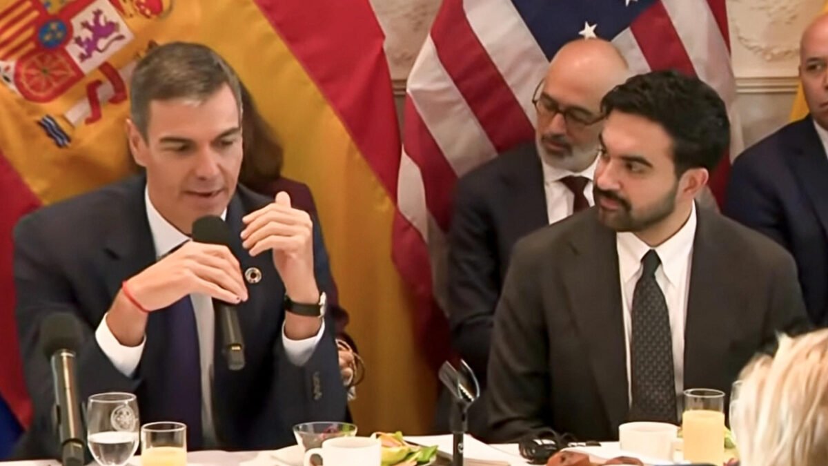 Formula_Music's tweet photo. ¿CON QUIÉN TE QUEDAS? 🤔

🔄 Pedro Sánchez 
❤️ Zohran Mamdani https://t.co/aa3vi9dzC1