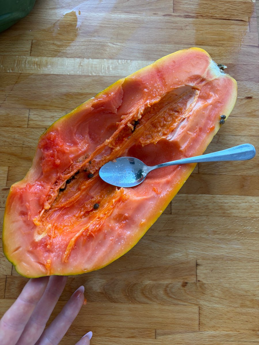 celestialbe1ng's tweet photo. back on my vitamin C maxxing grind because I intend to age NEVER (eat more papaya: natural vitamin C only and papaya is one of the greatest sources!) https://t.co/jEahdYfQgz