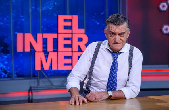 javionsalo's tweet photo. 🔴 ÚLTIMA HORA | El Gran Wyoming estaría planteándose dejarle a Mari Carmen una de sus 19 casas para no sentir vergüenza cuando le toque hablar del tema esta noche en El Intermedio. https://t.co/fZAXWyoIjT