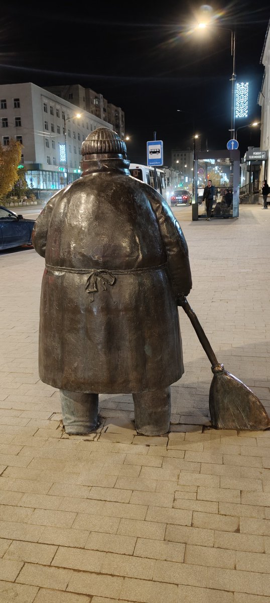 dmitry_shagin's tweet photo. Около входа в один из самых старейших кинотеатров в Якутии, Центральнный, установлен памятник без лица. С разных сторон обходишь, а лица нет. Входит в 100 самых необычных скульптур России.Это памятник дворнику. Нужному, но незаметному человеку, которого даже в лицо мало кто знает https://t.co/LgdT7nNZBa
