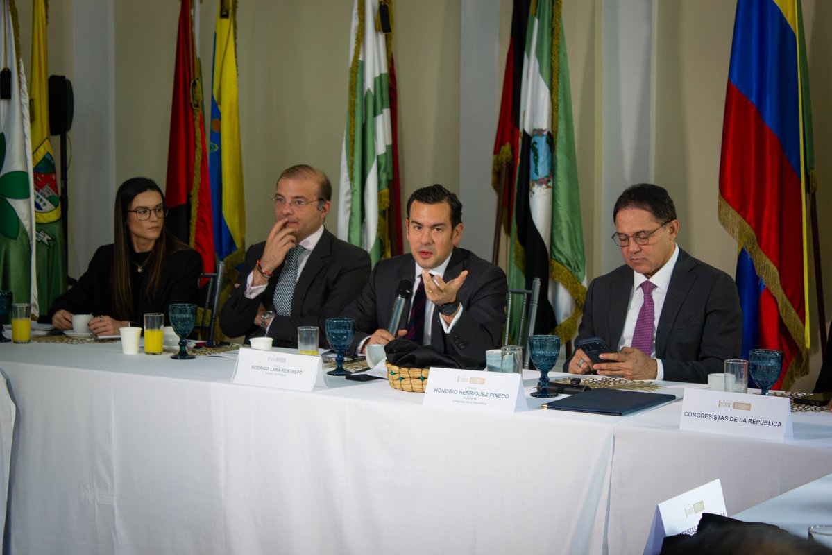 MateoHidalgoMon's tweet photo. Seguimos conociendo de primera mano cómo el Gobierno Nacional recibió las carteras. Esta vez, desde los Ministerios del Deporte y del Interior.

El reto es gigante, pero aquí tienen a este servidor listo para sumar, gestionar y trabajar por resultados. En Caldas necesitamos proyectos, inversión y oportunidades. ¡Vamos a buscarlas! ✅

(1/3)