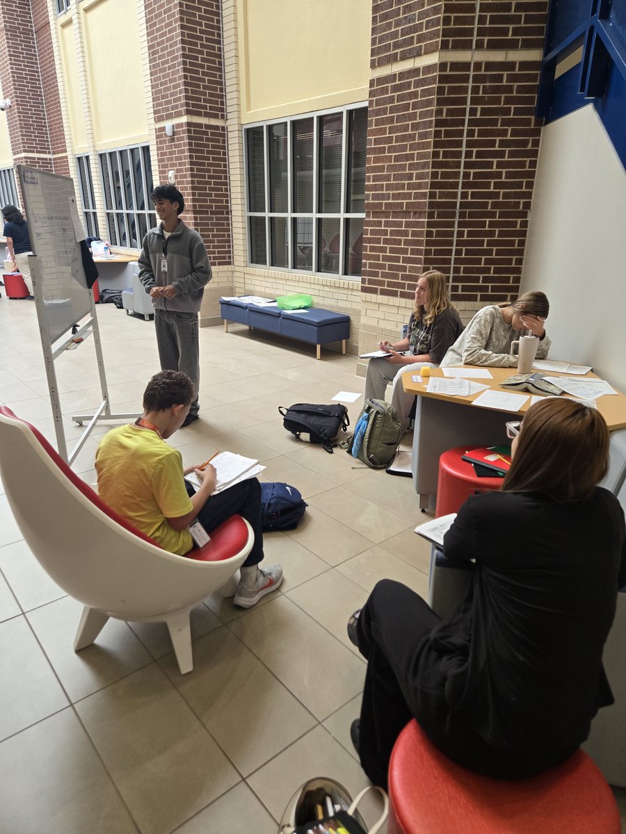 SarahMayhall1's tweet photo. 1st AVID tutor day!🎉 So proud of the new peer tutors and AVID students! #AVIDfamily #gobeyond @HumbleISD_AHS @HumbleISD_AVID https://t.co/zhtH56DeYL