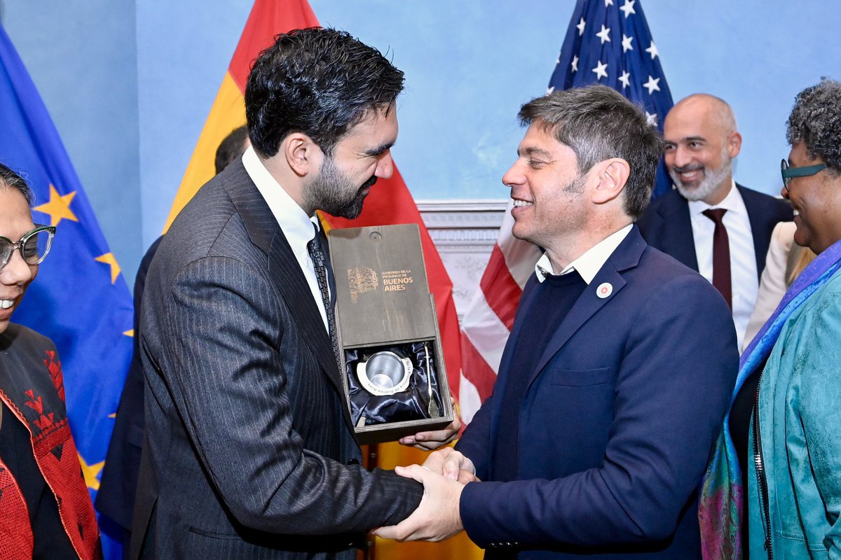 makearggayagain's tweet photo. el gobernador de la provincia de buenos aires, axel kicillof, mantuvo un encuentro con el alcalde de new york, zohran mamdani, donde discutieron oportunidades de negocios y realizaron críticas hacia la gestión económica de javier milei. https://t.co/vDH3hXQfA8
