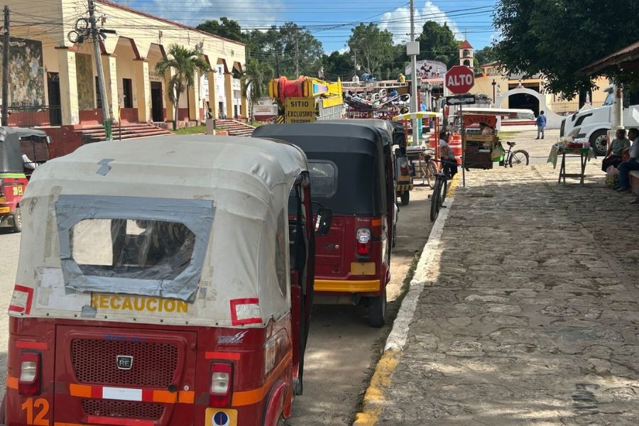saberpolitico's tweet photo. Renta de #mototaxis desplaza a concesionarios y dispara los operadores martillo en #Kantunilkín
https://t.co/7FPlHRRTlZ https://t.co/8LvGYAfVLs