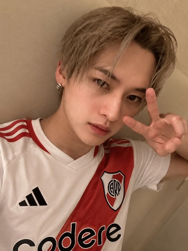 hyuckchin's tweet photo. es fake porque minho nunca sería bostero, minho es millonario de la cuna hasta el cajon https://t.co/LtnXlurTSP