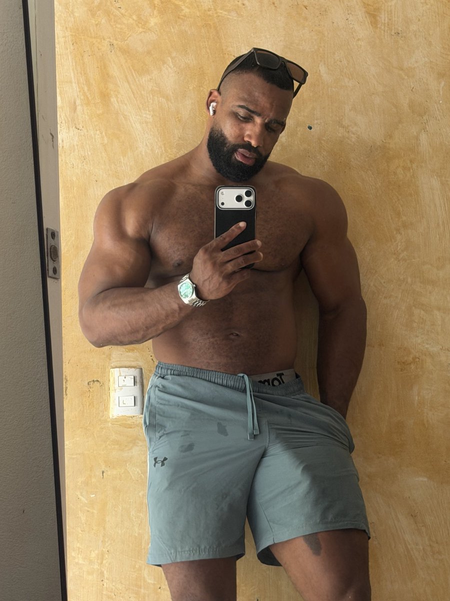 DiGiordania's tweet photo. Scanor Martinez
#blackmuscle #blackhunk #beardedhunk #musclesandbulk #nicebulge #hardtool #hotshorts #honeylips #mercilesslylickable #blacksexiness https://t.co/xtEIiqx88s