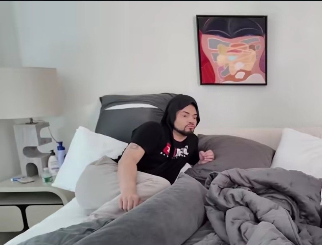 animemmsksksk's tweet photo. In bed unmotivated to start any assignments https://t.co/UmS40w2pZh