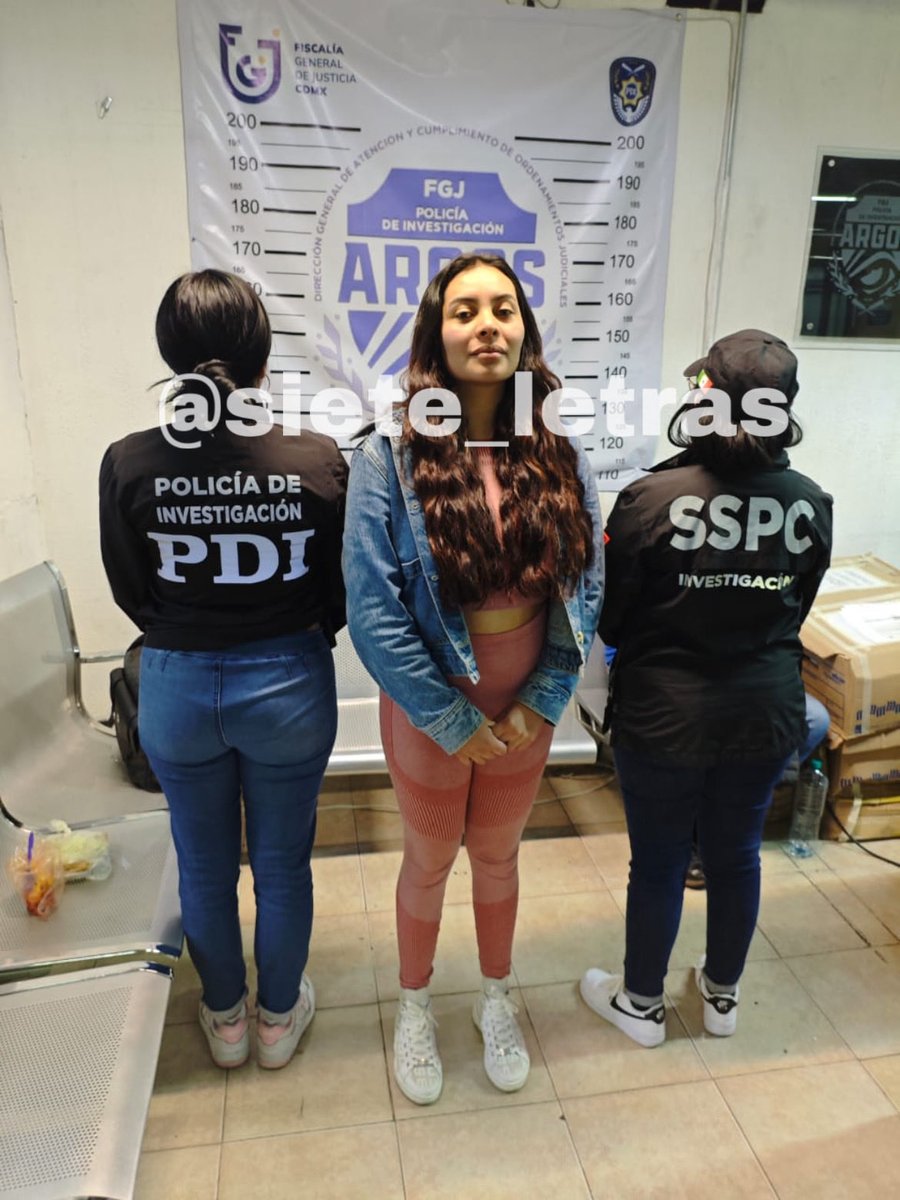 siete_letras's tweet photo. Acuchilló a su “amigo” en una borrachera:

Yessenia N, una mujer y otro sujeto apuñalaron a Luis durante una reunión en Casino de la Selva, Alfredo del Mazo, Ixtapaluca, #Edomex.

Tras 5 años prófuga, @SSPCMexico y @FiscaliaEdomex la aprehendieron. Yessenia está ya en prisión. https://t.co/JYZ5k6cNuF