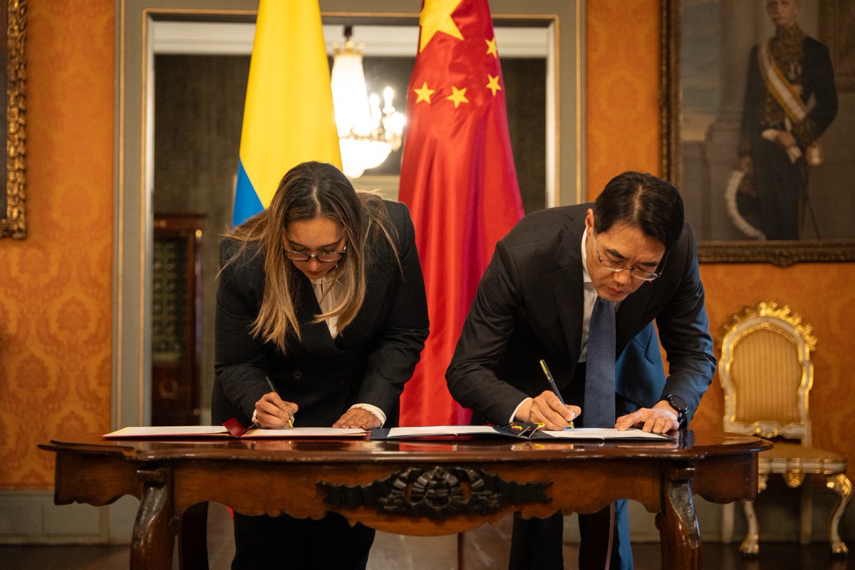 zhu_jingyang's tweet photo. China siempre es solidaria con Colombia, sobre todo, en momentos adversos como el terremoto del 10 de agosto.🇨🇳🇨🇴💪💪

¡Ayer oficializamos por fin nuestra donación de ayuda humanitaria a Colombia por el terremoto! https://t.co/k1V7Oyjgbb