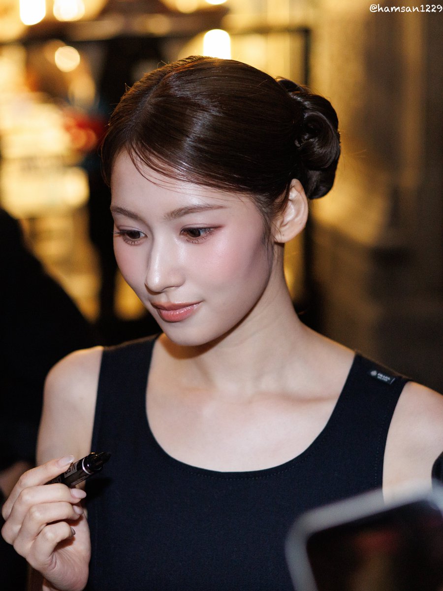 hamsan1229's tweet photo. 260923 PRADA

今日のアップスタイルもきれいでした🪽

#TWICE #트와이스 #SANA #사나 #サナ
#PradaSS27xSANA https://t.co/7uGwTyorQC