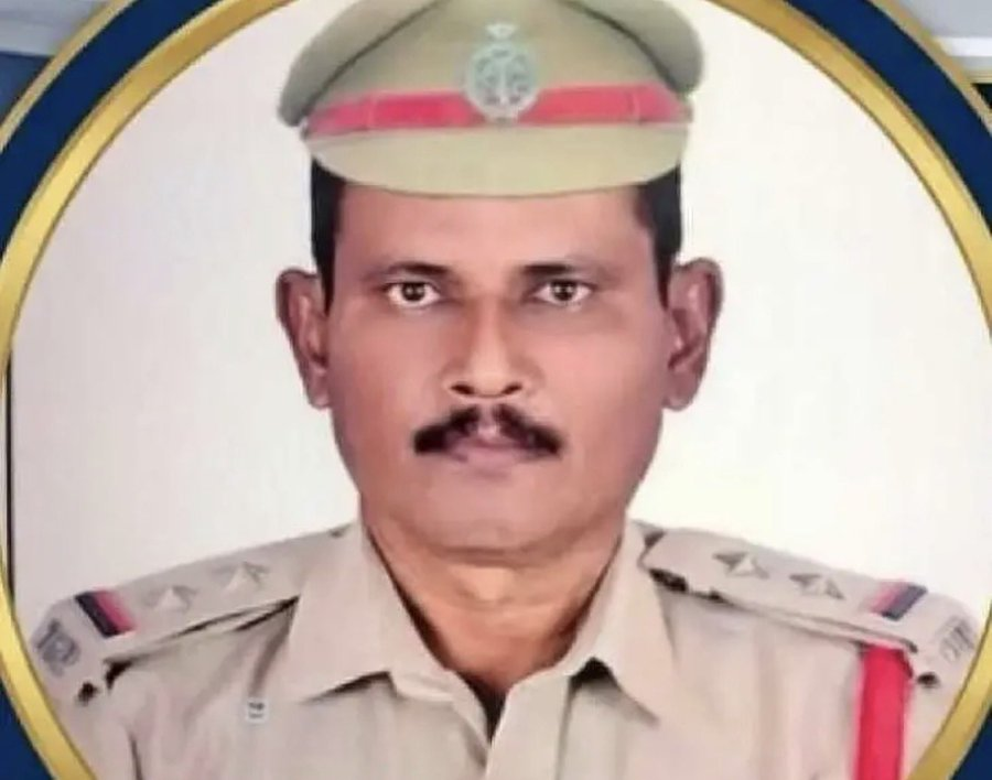 pulsenewsbreak's tweet photo. నిమజ్జనంలో విషాదం.. బైక్ ఢీకొని ఎస్సై మృతి

హైదరాబాద్ ట్యాంక్‌బండ్‌ వద్ద విషాద ఘటన

కొత్తగూడెం టూ టౌన్ పోలీస్ స్టేషన్‌లో పని చేస్తున్న ఎస్సై వెంకన్న గణేష్

వినాయక నిమజ్జనం సందర్భంగా.. హైదరాబాద్ ట్యాంక్‌బండ్ వద్ద డ్యూటీ

రోడ్డు దాటుతుండగా.. ఆయన్ను ఢీకొట్టి పారిపోయిన గుర్తు తెలియని బైక్

తీవ్ర గాయాలపాలైన వెంకన్నను ఆస్పత్రికి తరలించగా.. చికిత్స పొందుతూ మృతి

ఈ ఘటనపై కేసు నమోదు చేసి.. దర్యాప్తు చేపట్టిన పోలీసులు