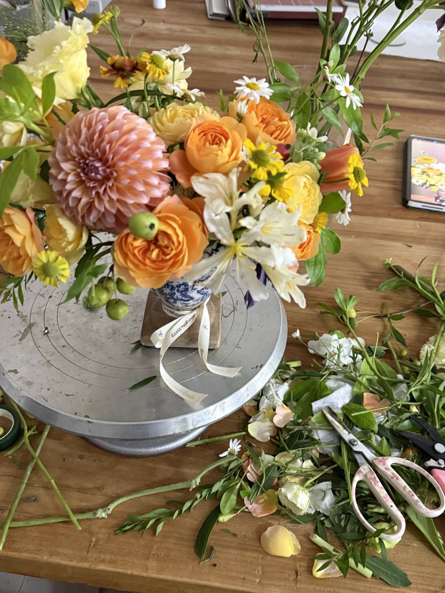 Chen_BitWave's tweet photo. Flower arranging is an art form, and when it comes to handling this kind of art, I think I'm pretty good at it. https://t.co/eAAtoOzYrx