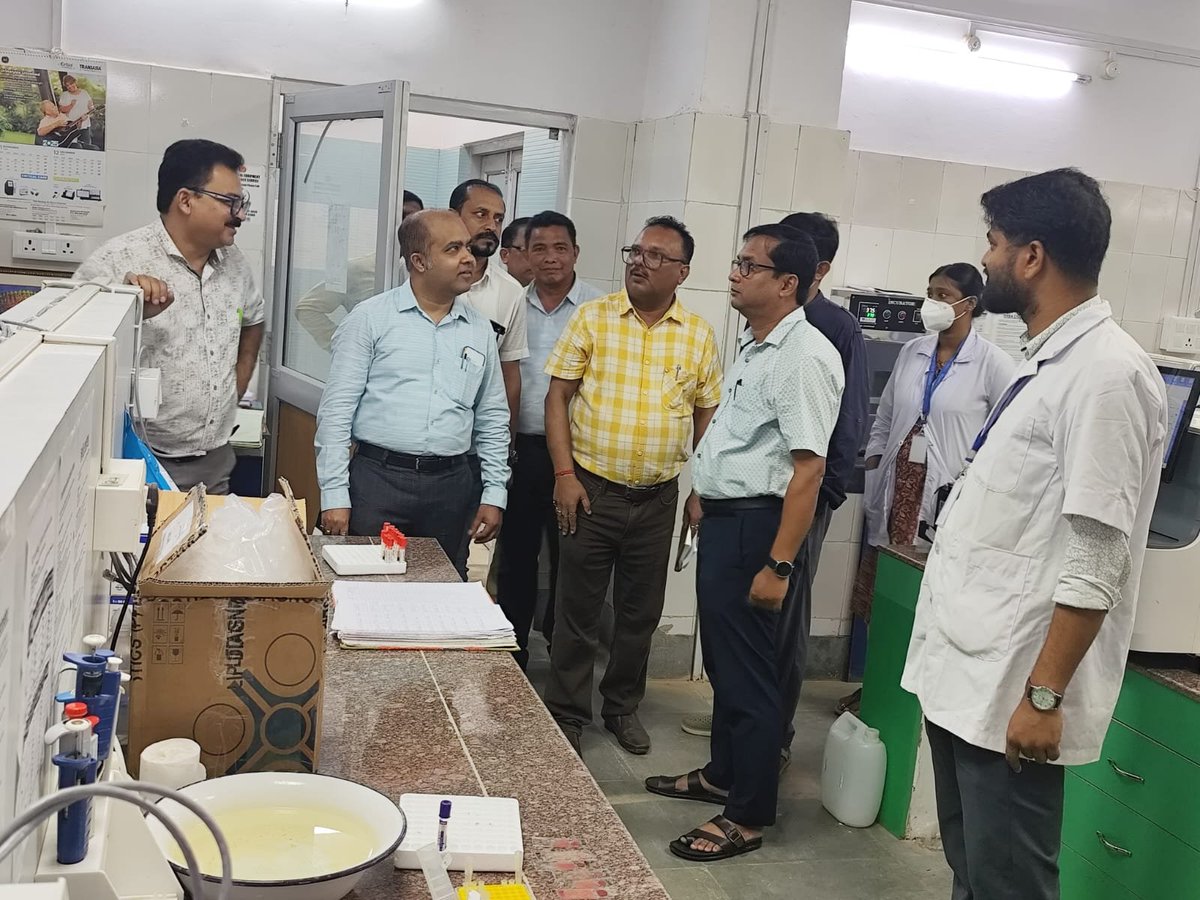 ManashC36115378's tweet photo. Dr. Sankha Subhra Debnath, Deputy Director of Health Services, Government of Tripura along with Dr  J M Das,  CMO South Tripura; Dr. Lufang Mog  MS District Hospital, Santirbazar Dr. Santunu Das; and Dr. Ajoy Pal Executive Engineer, PWD, visited the Trauma Centre &amp; DH (S) Tripura https://t.co/Aq7lqFyV7s