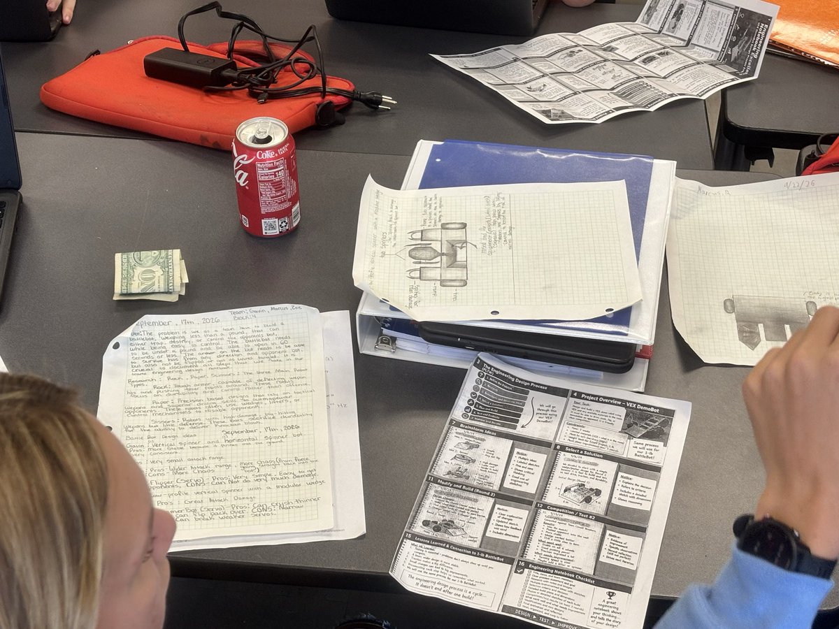 CMill_STEMguy's tweet photo. Battlebot teams working through their initial design concepts for their BattleBots. @AppSTEMCollab @BattleBots #designprocess https://t.co/GoBIdomWa7