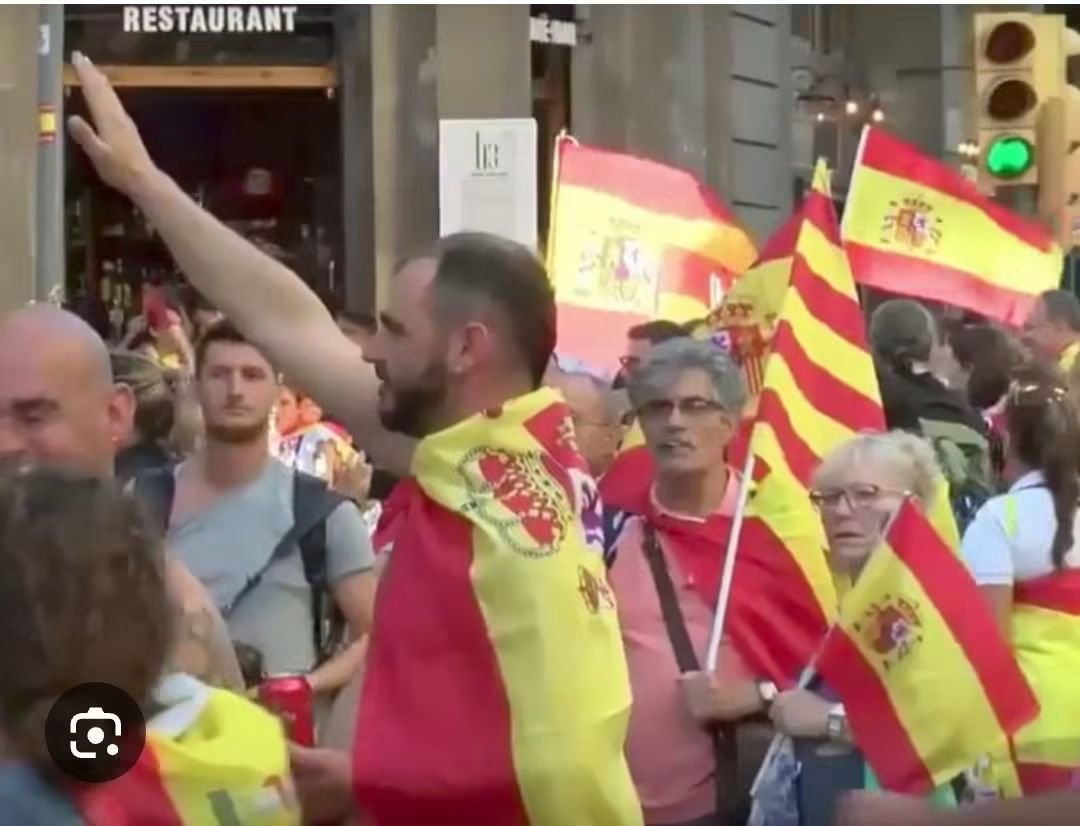 muzeriqui's tweet photo. Se ha visto a algunos de estos mierdas en el desahucio de MariCarmen?.... Jamás en la vida los vereis, estos muertos de hambre están a lo que digan sus amos, son escoria... Mucha bandera y mu poca vergüenza... https://t.co/gXn621wKGe
