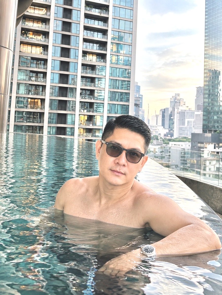 KurtGarcia1012's tweet photo. Quiet confidence, Bangkok edition. 🇹🇭

#Bangkok #Thailand #QuietConfidence #InfinityPool #SkylineVibes #GoldenHour #TravelGram #CityEscape #LuxuryLifestyle #WanderMore https://t.co/6jpsoHe1WN