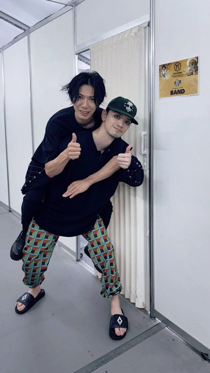 YAMATO_DJ's tweet photo. チームファーストテイク/浩おんぶYamato！

@SHIBASAKI_staff 
#abingdonboysschool #TMRevolution #フェストイナズマ

https://t.co/KkdJAqgqDP https://t.co/tipe5DVS9S
