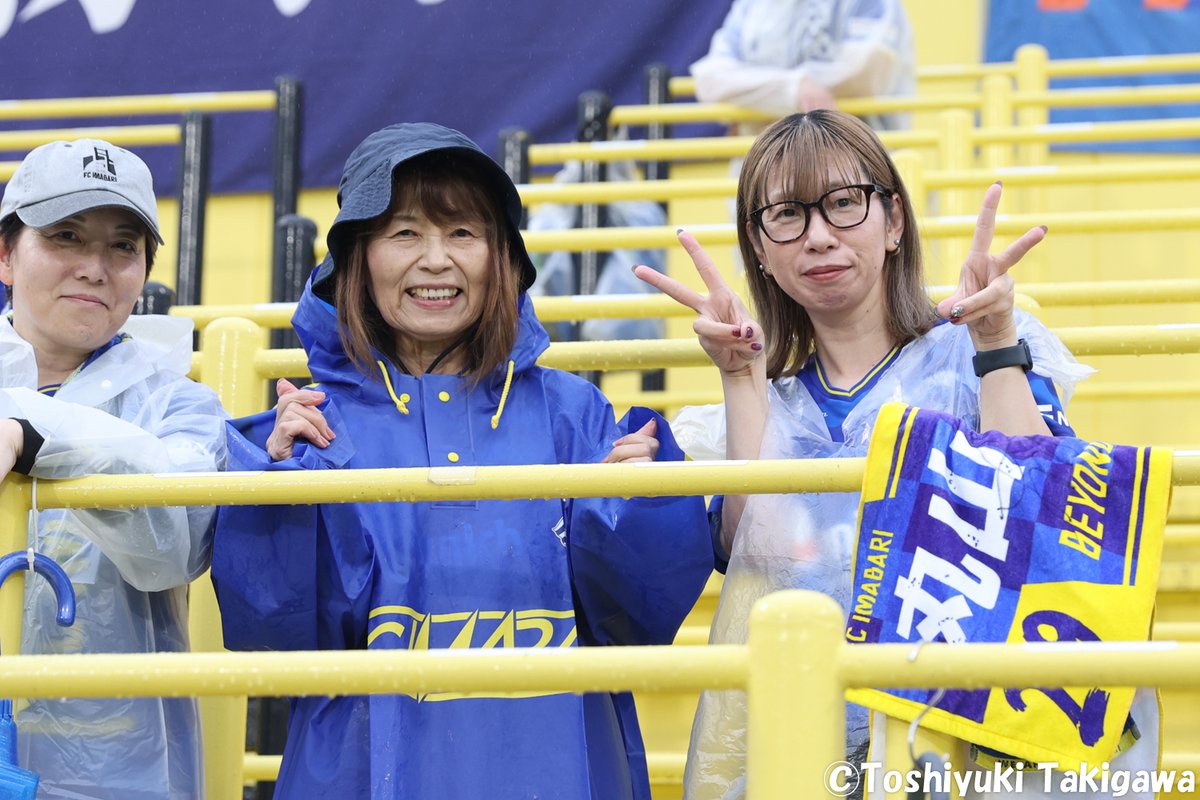 weeklysd's tweet photo. 📸フォトギャラリー📸
久保山監督の初陣に勝利を！アウェー柏に集結しチームを鼓舞したFC今治サポーター

👉https://t.co/9Cb5otq7hA

#サカダイ #サカダイフォト #天皇杯 
#FC今治 https://t.co/AonRKQlA68