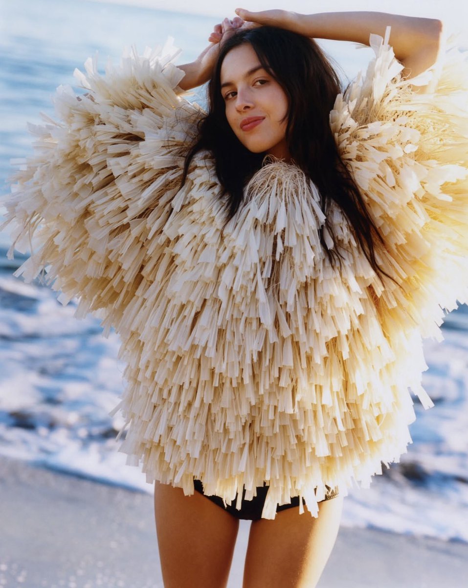 acessoliviabr's tweet photo. Olivia Rodrigo contou que, quando entrou em seu primeiro relacionamento adulto, achou que finalmente seria feliz:

“Quando começou, eu pensei: ‘Ah, isso vai ser algo importante. Vou me sentir feliz e ótima comigo mesma.’ Mas acho que estar em um relacionamento, na verdade, só torna ainda mais complicados todos os problemas que você já tem consigo mesma. Acho que isso traz essas coisas à superfície e torna tudo muito mais difícil. E acho que é por isso que é tão importante que as pessoas tenham relacionamentos. É tipo a melhor terapia pela qual alguém poderia passar.”