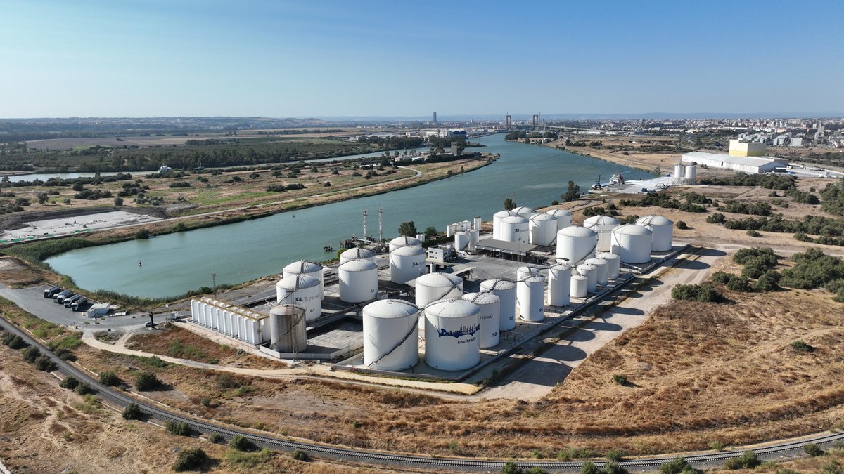 LSevitrade's tweet photo. La Terminal Logística de Líquidos es una infraestructura estratégica del @PuertoDeSevilla y sur de España, especializada en el almacenamiento y gestión de este tipo de graneles.

Inaugurada en 2011, tiene una una capacidad de almacenamiento que supera los 100.000 m³. https://t.co/dNlFUPjXta