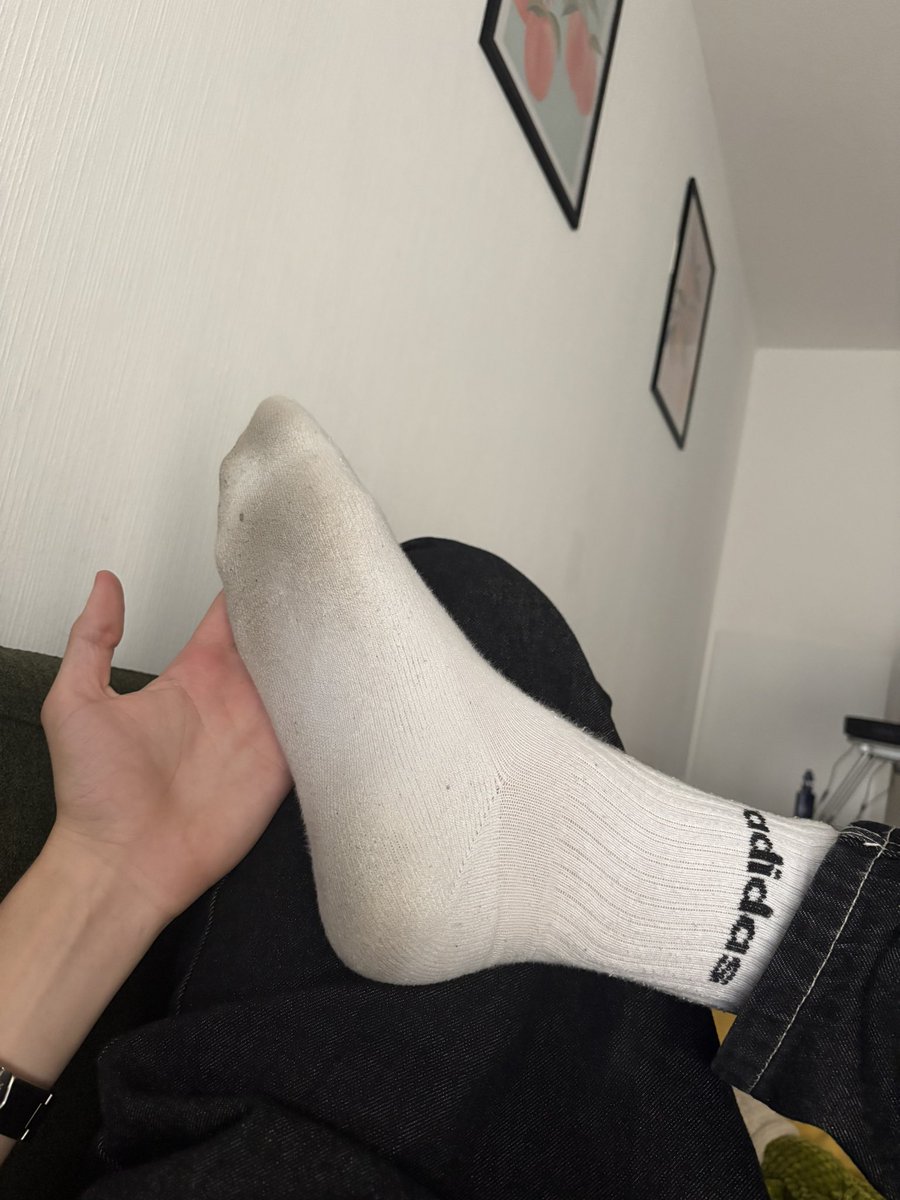 Melloynude's tweet photo. Un commande de passer pour acheter des bonne chaussette bien odorantes sur commande ! 😈🦶🏻

Qui d’autre a envie de sniffer ? 😮‍💨

#feet #feetfetısh #feetworshi̇p #chaussette #slave #sub https://t.co/nB3KuiD8Lk