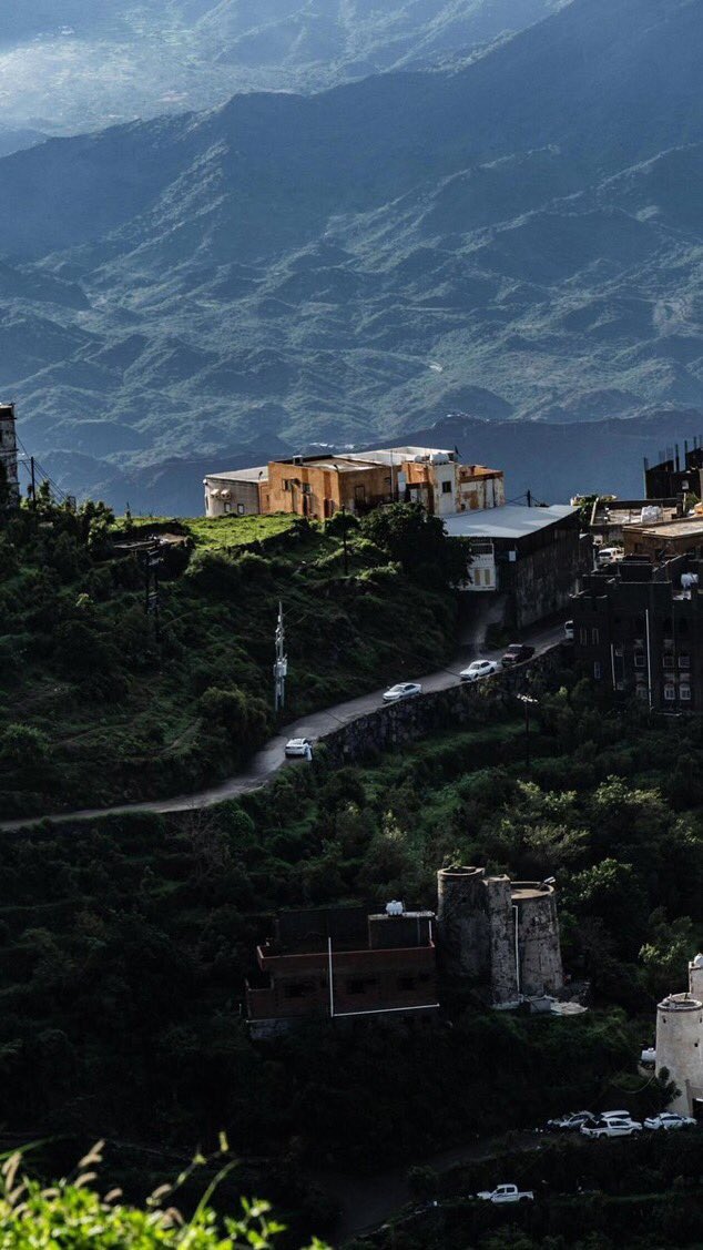 Fawazsds's tweet photo. Vertiginous emerald terraces and cloud-draped peaks in Sarat Khawlan! ⛰️🌿 The iconic Fifa Mountains in Jazan represent nature at its absolute finest in southwest #Saudi Arabia! 💚 https://t.co/iWqBm9bX5J
