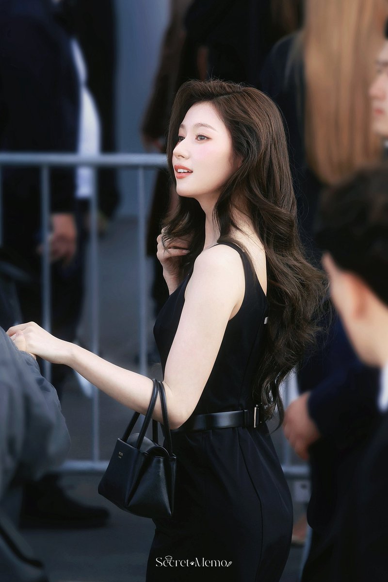 secret_memo901's tweet photo. 260922 PRADA
Some scenery, 
once in people's hearts, 
is eternal even for a moment.

#PradaxSANA #PradaSS27xSANA  
#TWICE #트와이스 #トゥワイス  
#SANA #사나 #サナ https://t.co/NXFA2StNiW