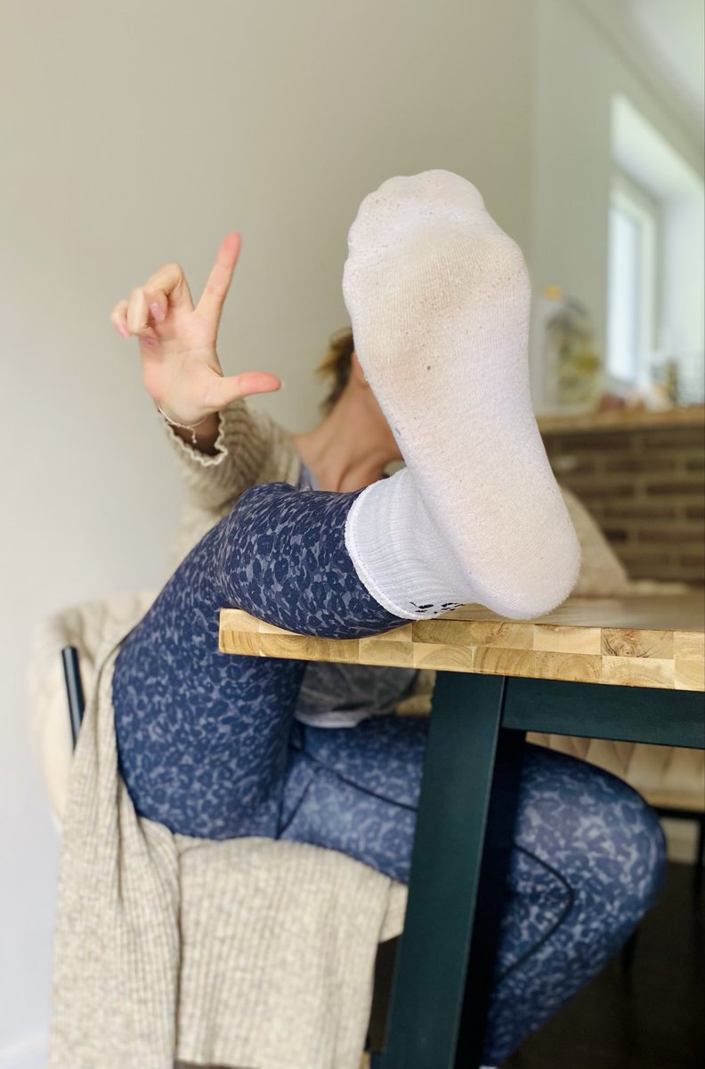 LinnLovesFeet's tweet photo. Wer von euch Losern riecht nach dem Sport an meinen Sohlen?!🤤 https://t.co/Su6kty72FR