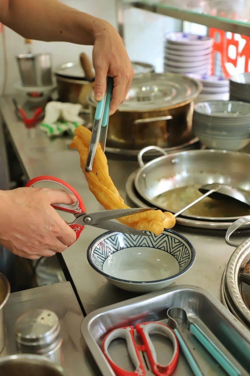 PuspitaR8's tweet photo. Craving authentic Chinese street food Just had crispy youtuber (fried dough stick) dipped in hot soy milk—pure morning bliss. https://t.co/fTXkUZudwO