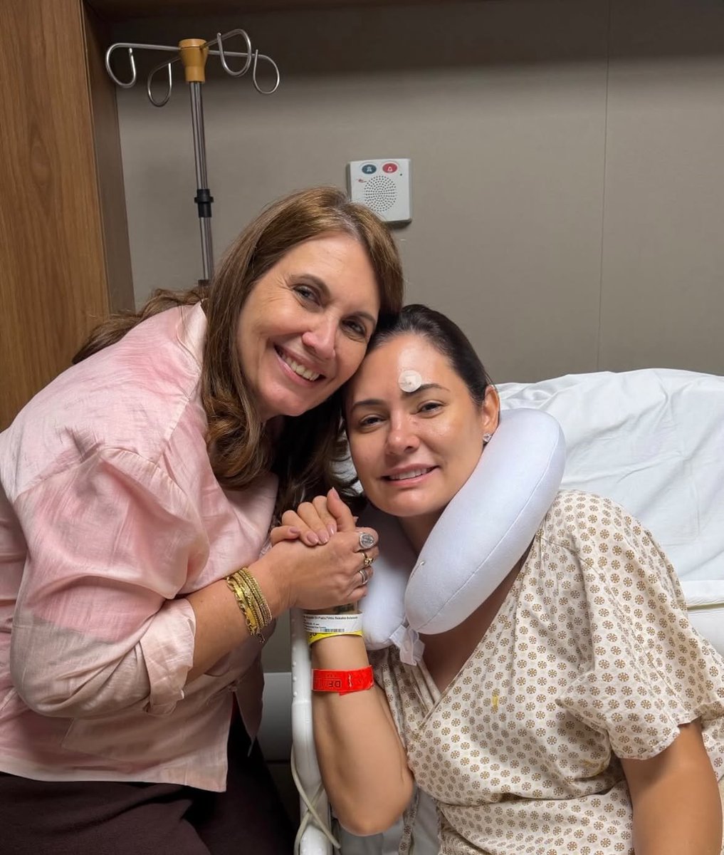MachadoDarlon's tweet photo. 👑🔰 Nossa princesa está internada e recebeu hoje a visita da nossa senadora @Biakicis . 🤍 Que Deus renove suas forças, restaure sua saúde e a fortaleça para seguir firme nessa jornada. Estamos em oração pela sua pronta recuperação! @Mi_Bolsonaro 🙏🏻 https://t.co/47xH89JW7v