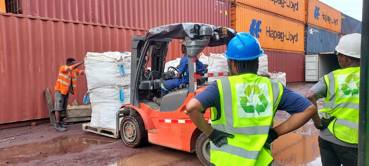 SDGscameroon's tweet photo. Cameroon is turning waste into opportunity! By boosting local value, safe resource flows, and responsible management, we are driving inclusive circular growth nationwide Dr.@PSTechoro #SND30 #NDS30 #ClimateAction https://t.co/tkdwNUjU54